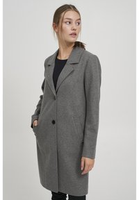 Cappotto in misto lana grigio con un design strutturato, revers a punte, chiusura con un bottone singolo e tasche laterali. Tessuto liscio e lunghezza al ginocchio.