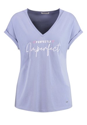Lavendelfarbenes V-Ausschnitt-T-Shirt mit kurzen Ärmeln, verziert mit weißem und pinkem gesticktem Text "Perfekt unperfekt", weicher Stoff, lockere Passform.