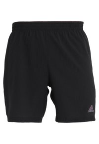 Pantalones cortos deportivos negros con una tela texturada, cintura elástica y un logo morado de Adidas en el lado inferior derecho.