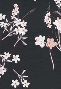 Tessuto nero con un motivo floreale caratterizzato da fiori bianchi e rosa e foglie verdi, che mostra forme di fiori variabili e dettagli delicati.
