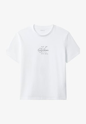 Bijela majica kratkih rukava s okruglim izrezom, crnim obrubljenim logom "Calvin Klein" i velikim inicijalima "cK" u sredini prsa.
