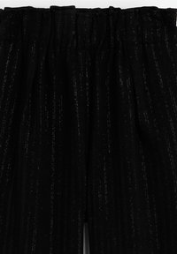 Pantalones negros con una superficie texturizada que presenta rayas plateadas verticales. Cintura elástica en la parte superior para comodidad y flexibilidad.