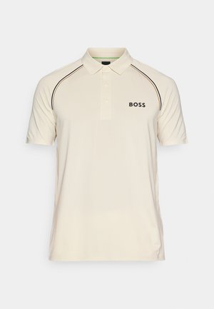 Cremfarbendes Polohemd mit kragenförmigem Ausschnitt, zwei Knöpfen und kurzen Ärmeln. Mit schwarzen und orangefarbenen Akzentstreifen sowie einem "BOSS"-Logo.
