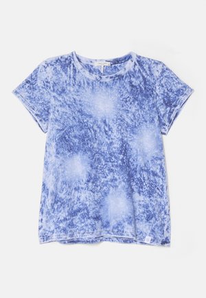 Lyhythihainen, pyöreäkauluksinen t-paita, jossa on sinivalkoinen tie-dye-kuvio, esitettynä tasaisesti valkoisella taustalla.
