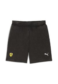 Shorts de sport noirs en tissu doux avec une taille élastique. Présente un logo Ferrari jaune sur la gauche et un logo Puma blanc sur la droite.