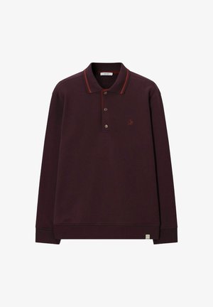 Donker bordeauxrode polo met lange mouwen, roestkleurige afwerking op de kraag en drie bruine knopen aan de voorkant.