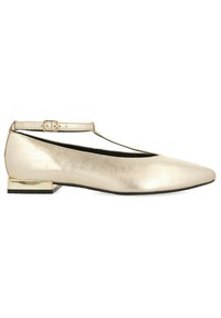 Bailarinas metálicas doradas con punta afilada, tira al tobillo y un tacón cuadrado bajo con un detalle dorado. Textura de piel suave.