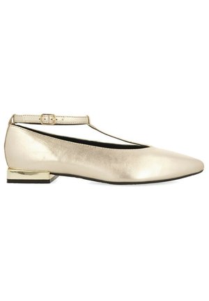 Bailarinas metálicas doradas con punta afilada, tira al tobillo y un tacón cuadrado bajo con un detalle dorado. Textura de piel suave.