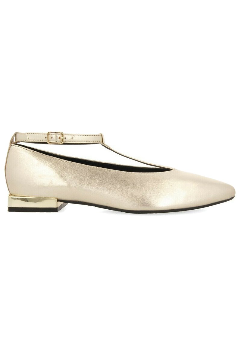 Bailarinas metálicas doradas con punta afilada, tira al tobillo y un tacón cuadrado bajo con un detalle dorado. Textura de piel suave.