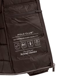 Svart jacka insida som visar etiketten "Polo Club" med egenskaper: ultralätt, skräddarsydd passform, extra varm, vattenavvisande och en ficka med dragkedja.