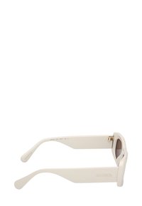 Bílé sluneční brýle s robustním geometrickým designem, s hnědými čočkami, hladkým povrchem a zlatými kovovými prvky na pantě. Viditelné značení MAX&Co.