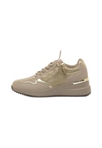 Sneaker beige con dettagli dorati, cerniera laterale, lacci anteriori e suola spessa, esposto su uno sfondo bianco.