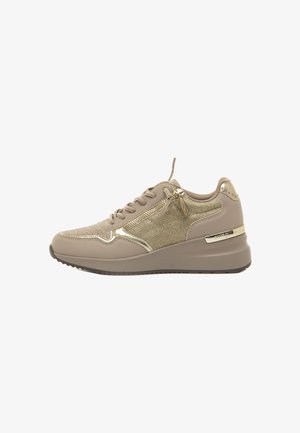Beige sneaker met gouden accenten, zijrits, vetersluiting aan de voorkant en een dikke zool, gepresenteerd tegen een witte achtergrond.