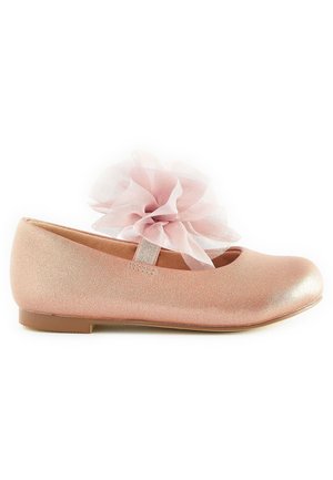 Ballerine rose avec une finition brillante, ornée d'une fleur en tulle douce en façade et d'une semelle plate. Simple bride sur le cou-de-pied.