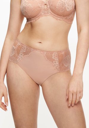 Blushroze slipjes met kanten rand en doorzichtige bloemaccenten. Zacht, glad materiaal met een middenhoogte snit en een ontwerp met volledige bedekking.