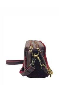 Sac à main en cuir marron et tissu texturé rouge avec double fermeture éclair, quincaillerie en laiton et bandoulière amovible avec accent en chaîne.