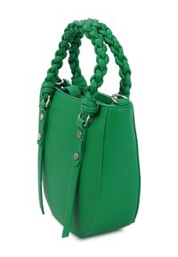 Groene leren handtas met gevlochten handvatten, zilveren hardwareaccenten en een gestructureerd ontwerp. Gladde textuur met een glanzende afwerking.