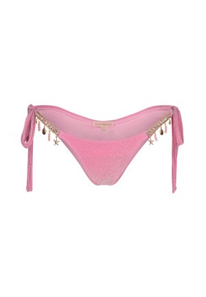 Růžové třpytivé bikini kalhotky s vázacími strany, zdobené ozdobnými šperky a korálky podél pásu, hladká textura a střední pokrytí.