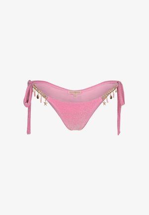 Pink glitrende bikiniunderdel med bindebånd i siden, prydet med dekorative vedhæng og perler langs taljen, glat tekstur og moderat dækning.