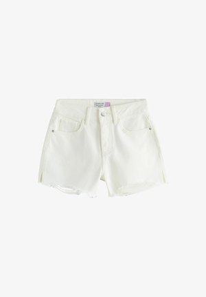 Shorts en denim blanc usé avec poches avant, passants pour ceinture, fermeture à bouton et glissière, et petites fentes latérales.