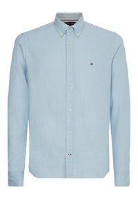 Hellblaues Hemd aus gewebtem Stoff mit Knopfleiste, spitzem Kragen, langen Ärmeln und kleinem Logo auf der Brust.