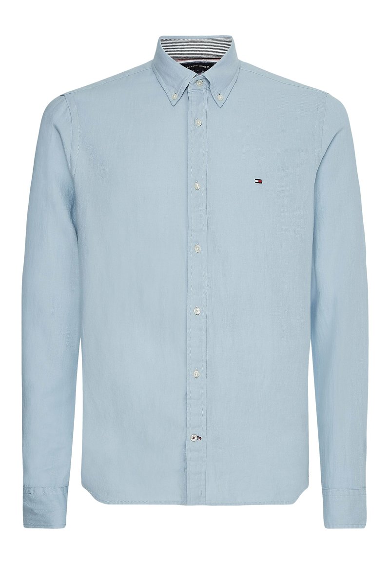 Hellblaues Hemd aus gewebtem Stoff mit Knopfleiste, spitzem Kragen, langen Ärmeln und kleinem Logo auf der Brust.