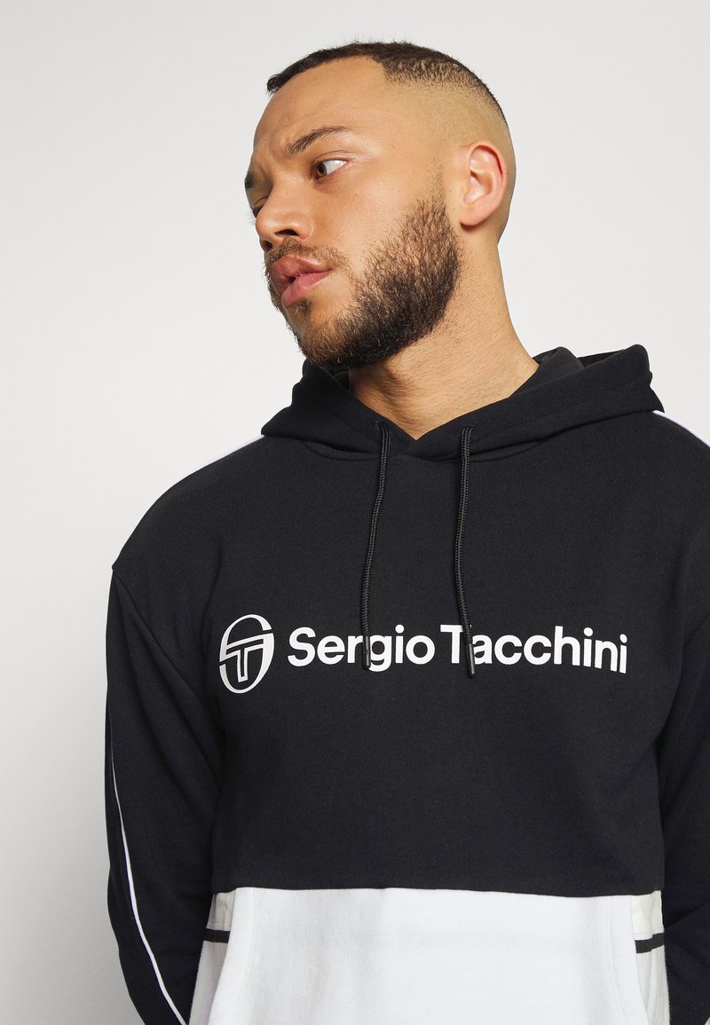 Herren Shirts | Sergio Tacchini ALOE KAPUZENSWEATSHIRT Kapuzenpullover black/white/schwarz - ZW02562 Herren Shirts | Sergio Tacchini ALOE KAPUZENSWEATSHIRT Kapuzenpullover black/white/schwarz - ZW02562