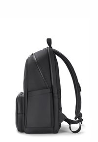 Fekete hátizsák sima, matt felülettel, párnázott vállpántokkal és több cipzáras rekesszel. Oldalsó zsebbel ellátva.