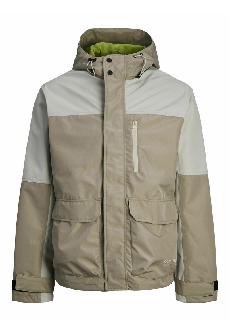 Beige en lichtgrijze jas met een capuchon, ritssluiting aan de voorkant, twee voorzakken en een klein borstzakje. Soepele textuur met accenten.