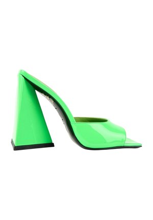 Mule en cuir verni vert vif avec un large talon bloc incliné et un design à bout ouvert.