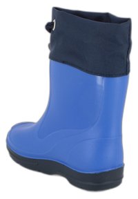 Botte en caoutchouc bleue avec un revers textile marine, de forme arrondie, surface texturée et semelle extérieure noire. Dispose d'un cordon de serrage en haut.