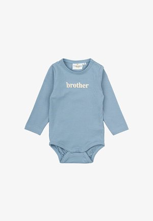 Body baby a maniche lunghe di colore azzurro chiaro con texture a coste e la scritta "fratello" stampata in bianco. Presenta bottoni a pressione sulle spalle e sul fondo.