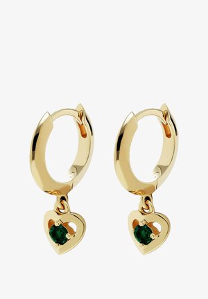 Guld hoops øreringe med en hjertecharms, der har en grøn ædelsten i centrum, som fremhæver en poleret overflade og glatte konturer.