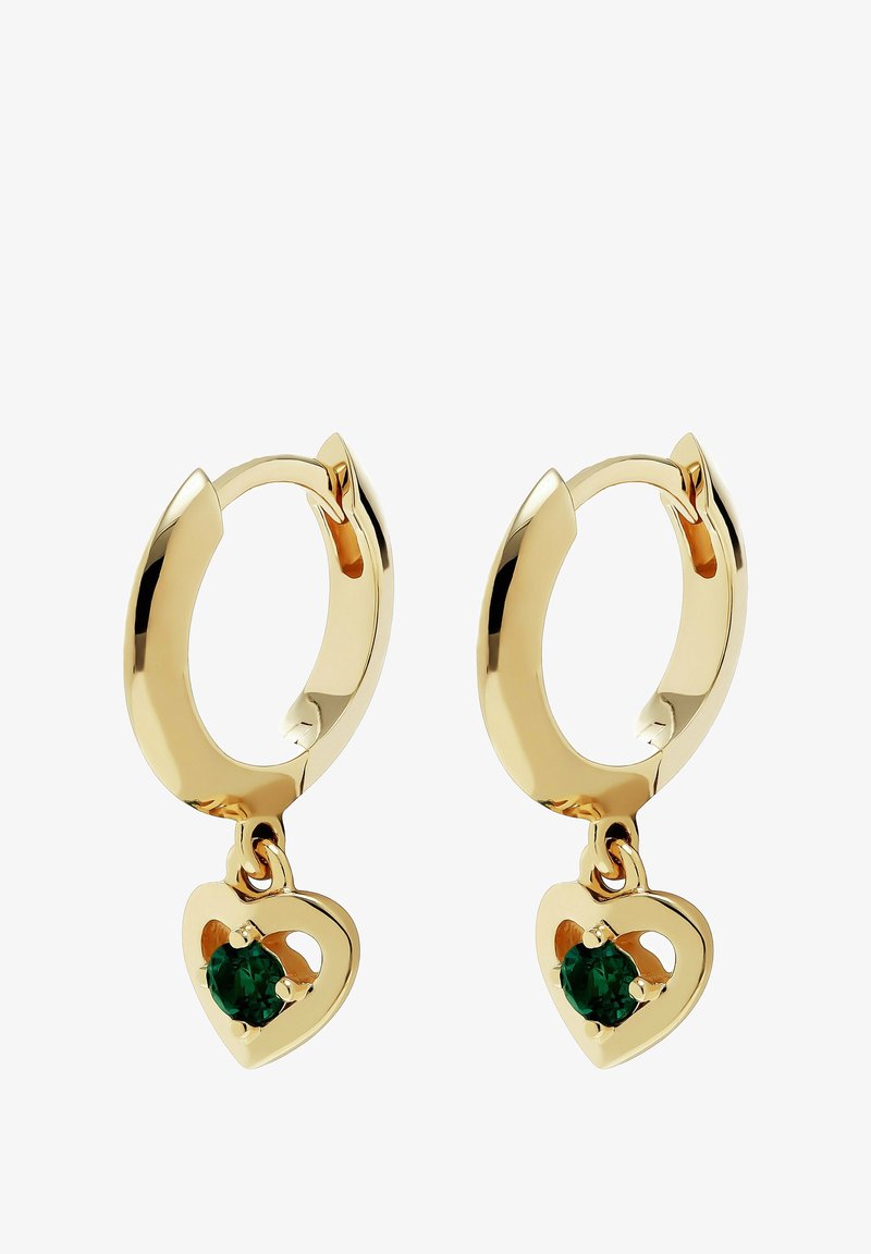 Guld hoops øreringe med en hjertecharms, der har en grøn ædelsten i centrum, som fremhæver en poleret overflade og glatte konturer.