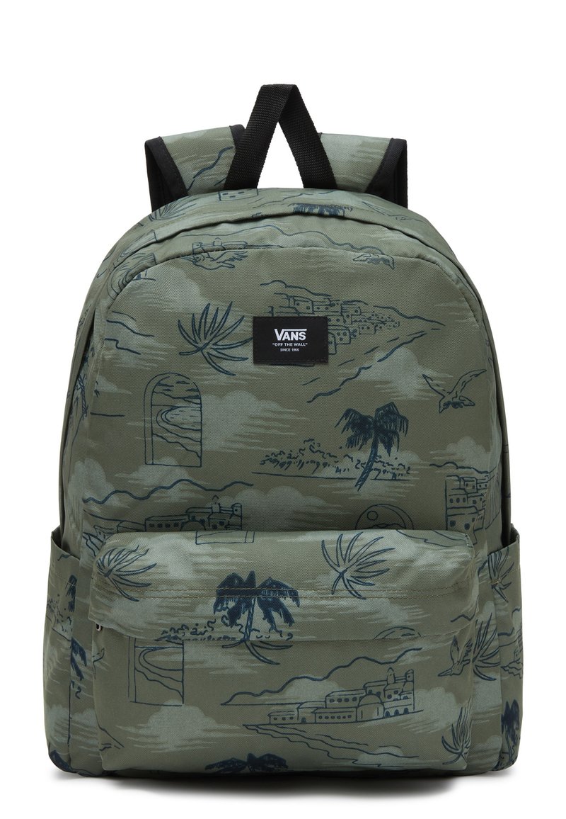 Mochila verde con un patrón de paisaje en azul marino. Incluye tirantes ajustables, un bolsillo frontal y una etiqueta con el logo de Vans.