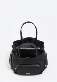 Czarna torba materiałowa z wieloma zamykanymi na zamek kieszeniami, gładką teksturą i dwoma uchwytami. Wyposażona w metalowe elementy w kolorze srebrnym i logo marki.