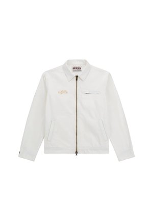 Biała kurtka zapinana na zamek z kołnierzem, ozdobiona haftowanym złotym logo, posiadająca jedną kieszeń na piersi i dwie kieszenie boczne. Wykonana z gładkiego materiału.
