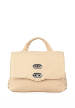 Sac à main en cuir texturé beige avec une poignée supérieure, une fermeture à rabat et une fermeture tournante en métal argenté sur un fond blanc.