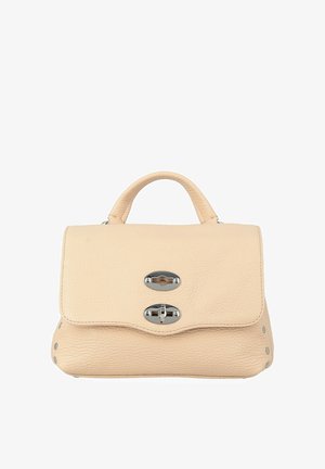 Borsa a mano in pelle beige con trama, manico superiore, chiusura a patta e ferratura con chiusura a giravite in argento su sfondo bianco.
