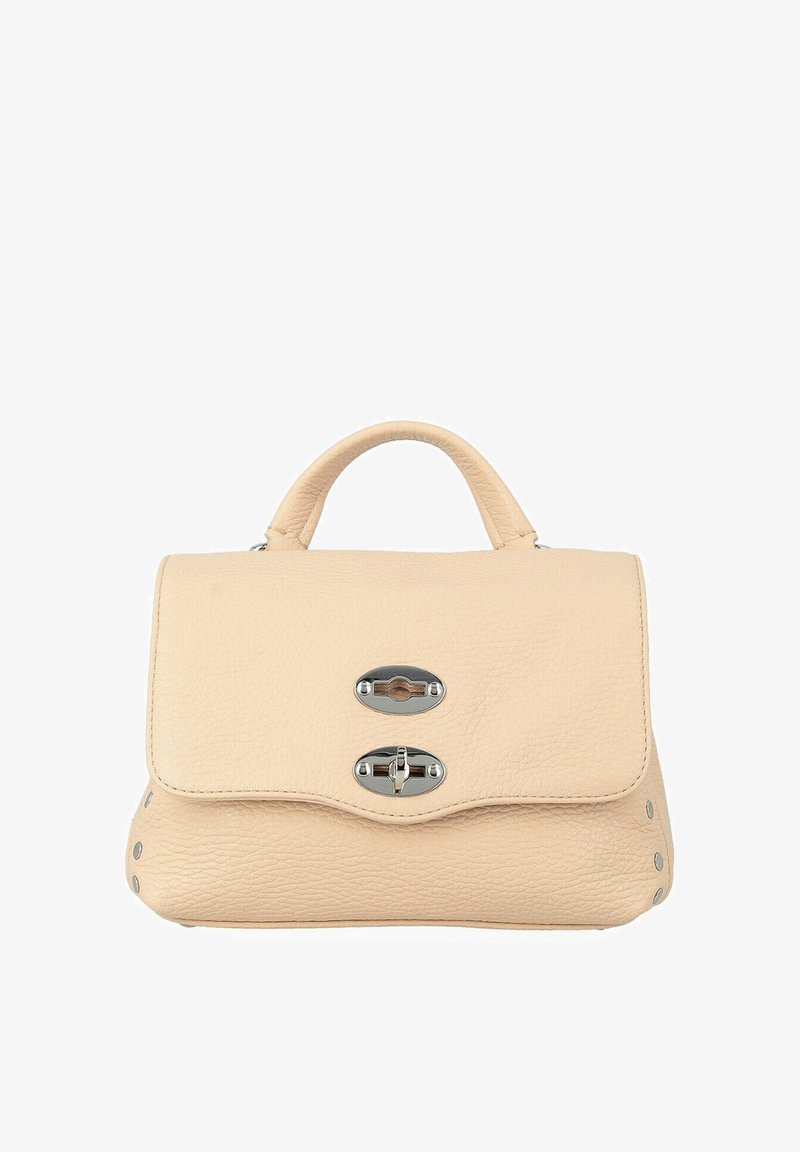 Sac à main en cuir texturé beige avec une poignée supérieure, une fermeture à rabat et une fermeture tournante en métal argenté sur un fond blanc.