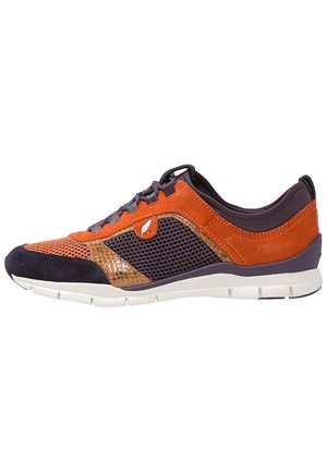 Schlanker Sneaker mit orangefarbenem Wildleder, schwarzem Mesh, strukturierten braunen Akzenten, weißer Sohle und schwarzer Kappe vorne, Seitenansicht, Schnürdesign.