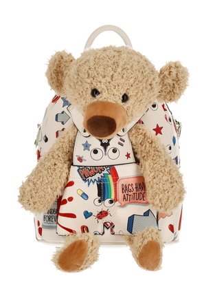 Ursuleț de pluș prins de un rucsac alb cu patch-uri colorate de desene animate și expresii precum „Gențile au atitudine” și „Wow”.