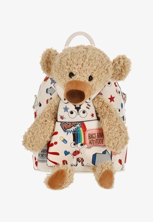 Orsetto di peluche attaccato a uno zaino bianco con toppe colorate a tema cartone animato e frasi come "Le borse hanno atteggiamento" e "Phwoar."