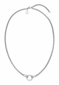 Silberne Halskette mit ineinander verschlungenen Gliedern, runder Verschluss und einem kleinen Charme-Anhänger, alles mit einer glatten, polierten Oberfläche.