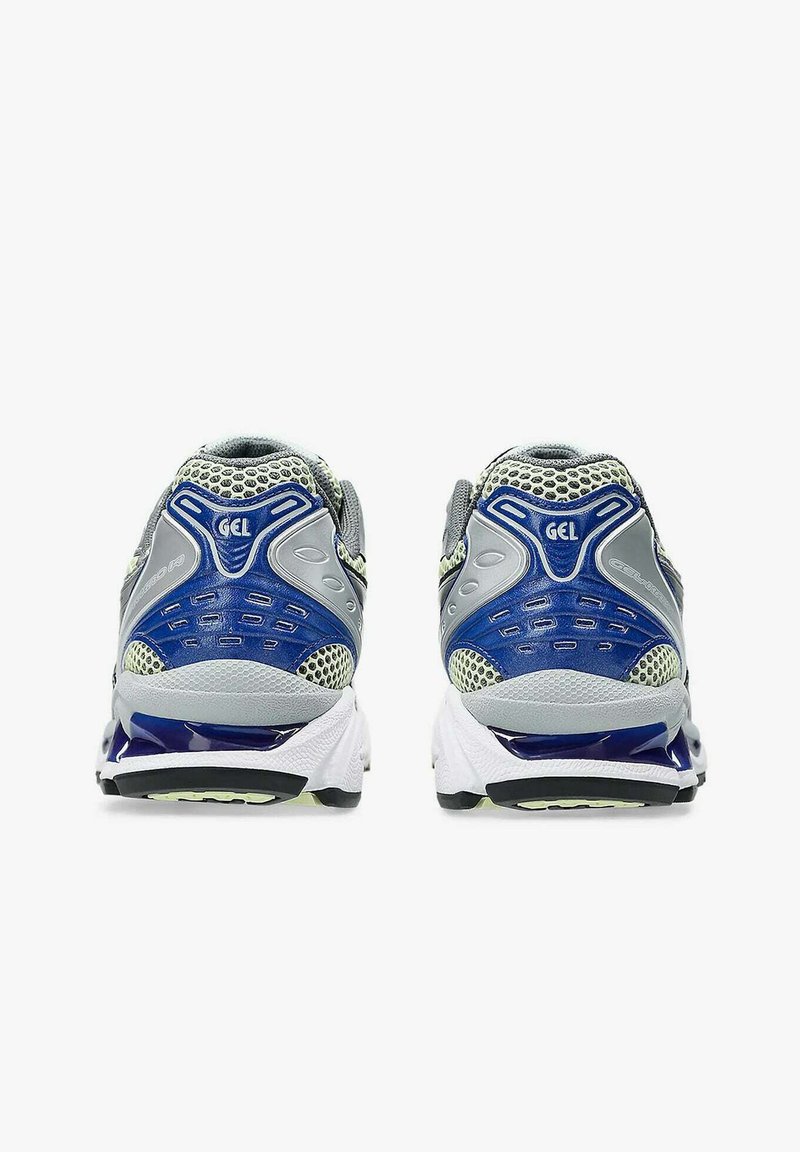 Un paio di scarpe da corsa grigie, blu e bianche viste da dietro, caratterizzate da un tessuto a rete e dettagli di ammortizzazione in gel.