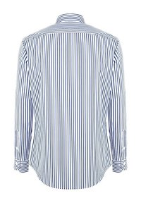 Koszula w paski z pionowymi granatowymi i białymi liniami, z kołnierzykiem na guziki oraz długimi rękawami zakończonymi pojedynczymi guzikami. Gładka tekstura materiału.