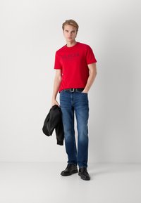 Tommy Hilfiger TEE - T-shirt con stampa - primary red