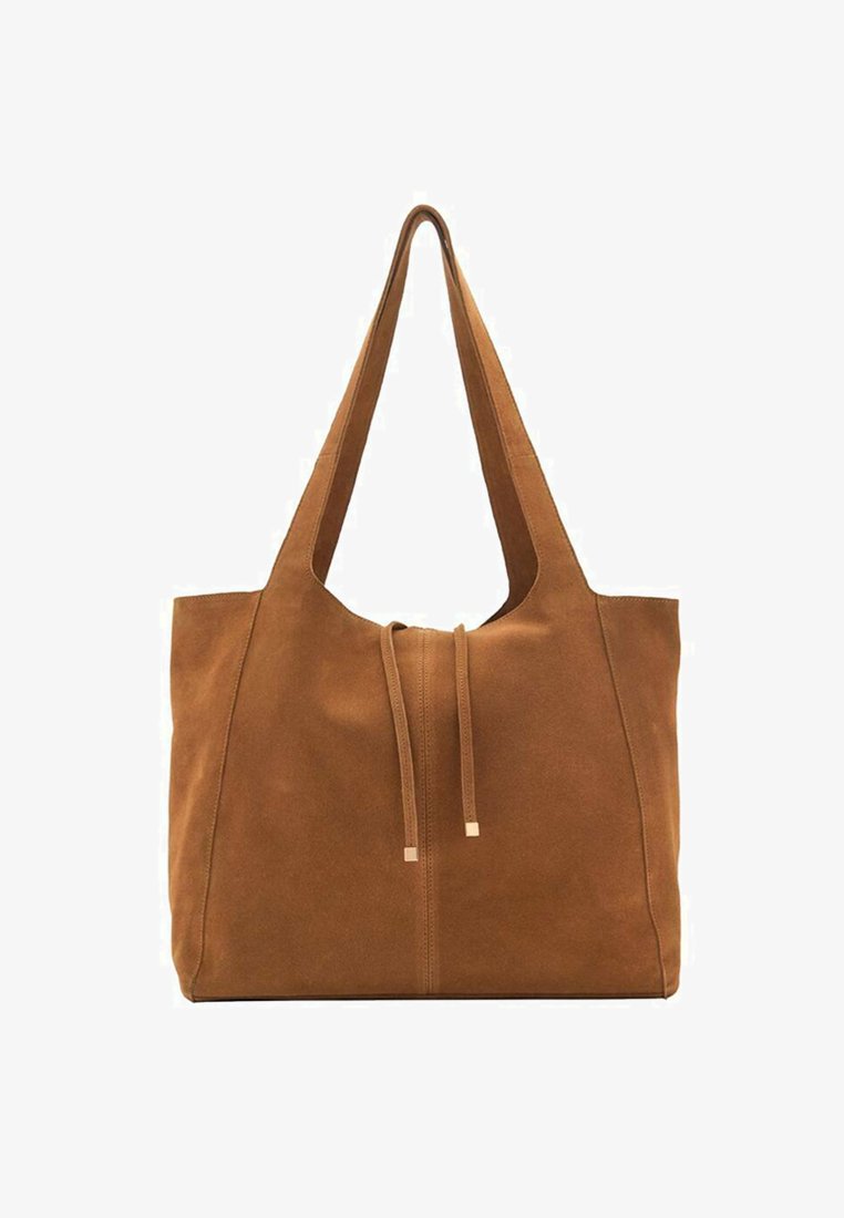 Bolso tote de ante marrón con dos asas largas, cierre de cordón y un diseño minimalista. Textura suave y sin acentos de hardware visibles.