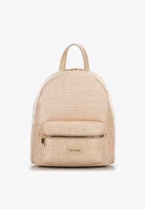 Mochila de textura tejida beige con bolsillo frontal con cierre, cremallera dorada, un asa superior y etiqueta de la marca "WITTCHEN" en el bolsillo.