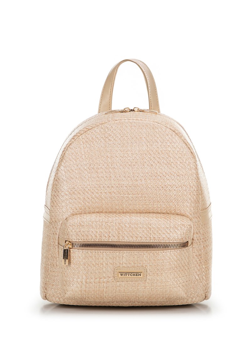 Zaino intrecciato beige con tasca frontale con zip, cerniera dorata, manico superiore singolo e etichetta del marchio "WITTCHEN" sulla tasca.